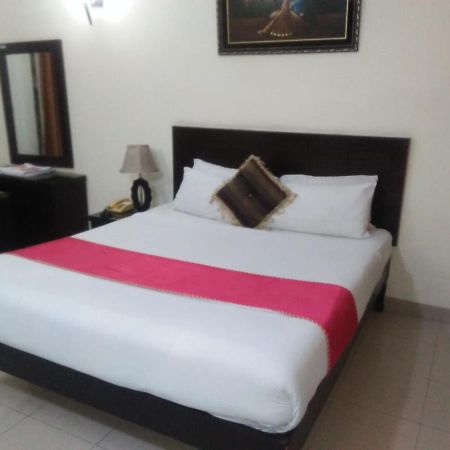 Tourist Inn Hotel Lahore Esterno foto