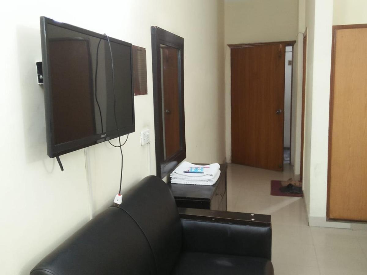 Tourist Inn Hotel Lahore Esterno foto
